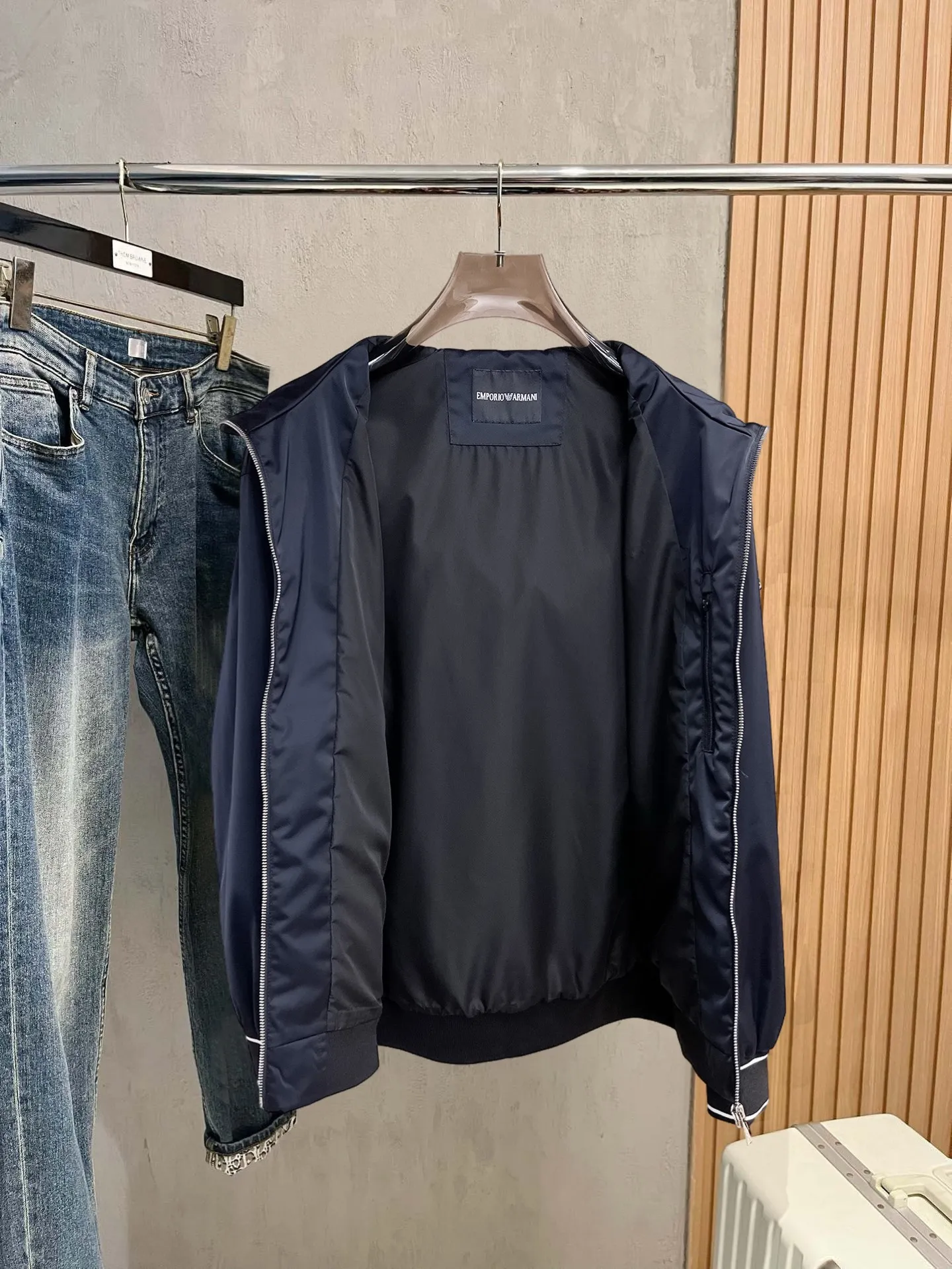 Armani official website Same Style, complete with three labels, on sale in advance. 2026 Autumn and Winter New Arrival men's jacket, Original with complete three labels, Premium version. Custom-made fabrics at the counter. Breathable, high comfort, impeccable details, brand element design concept, reflecting high quality. It feels delicate and soft, presents a casual cut, and has a great upper body shape. Sizes: M～3XL,